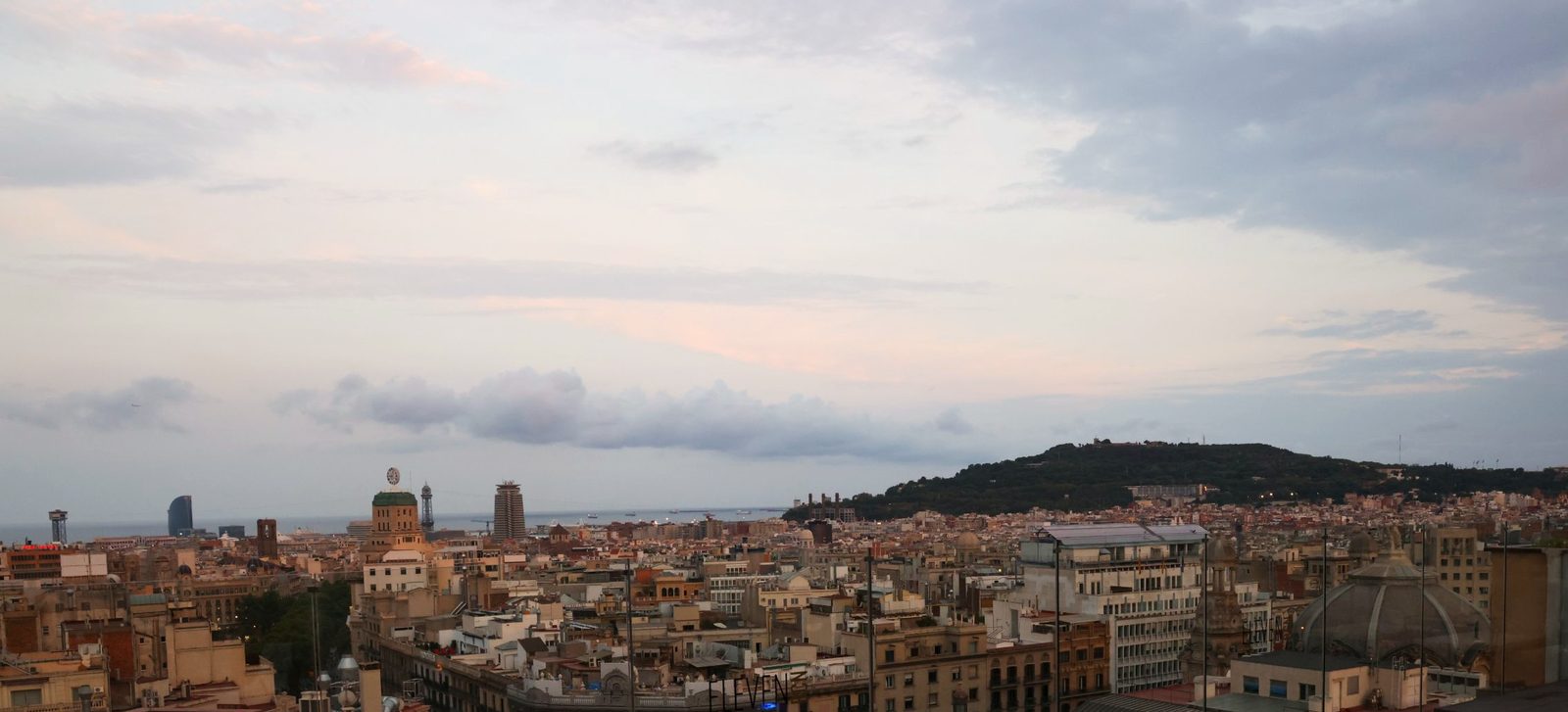 Las azoteas de Barcelona con la luz de la tarde, y la Sagrada Família al fondo.
